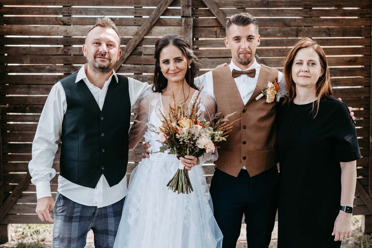 Svatebni_fotograf_Praha_Dvur_Certousy_fotografka_Karolina_Ticha14