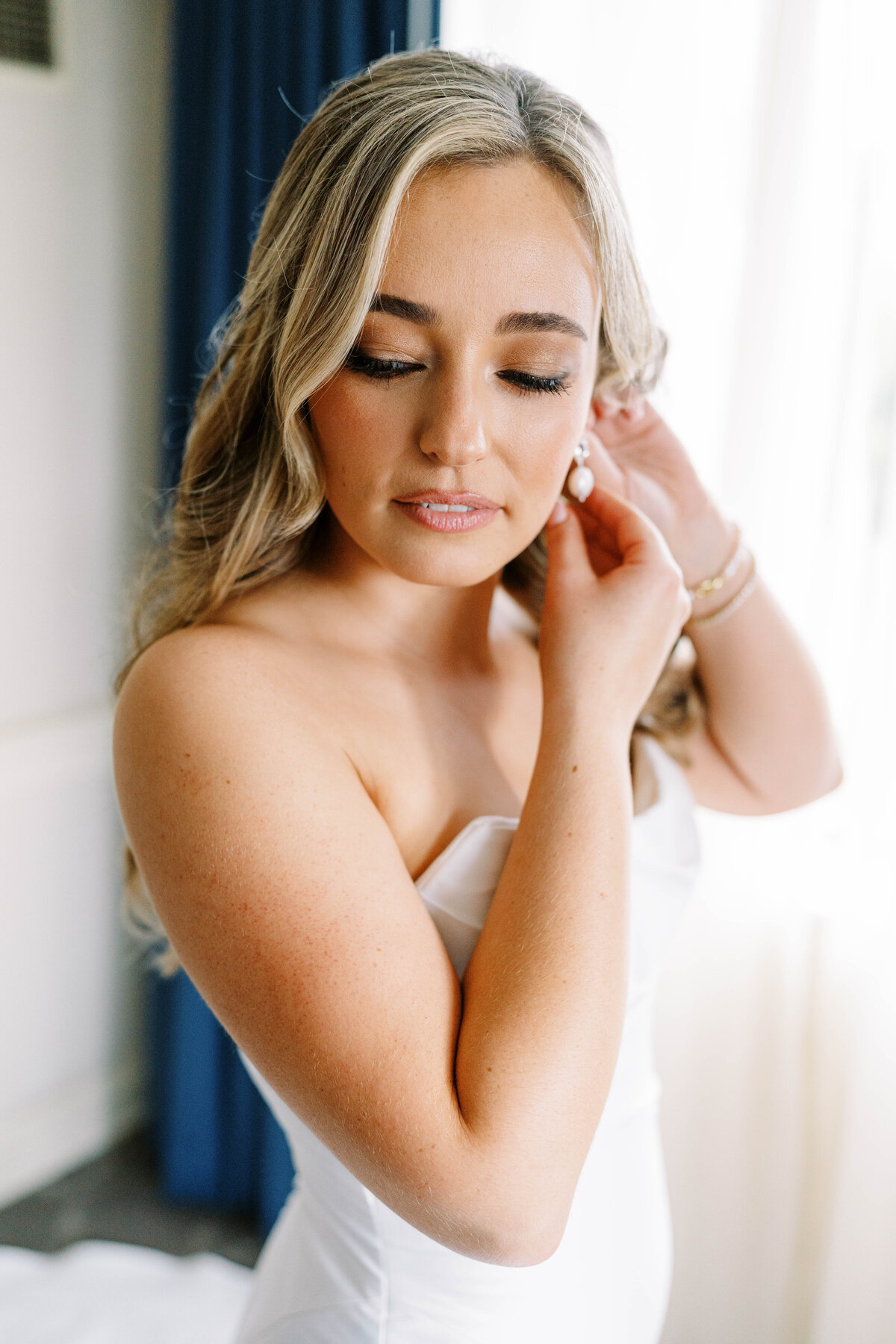 Phoenixville-Foundry-Romantic-Fall-Wedding-Photographer-Bride-Getting-Ready_13
