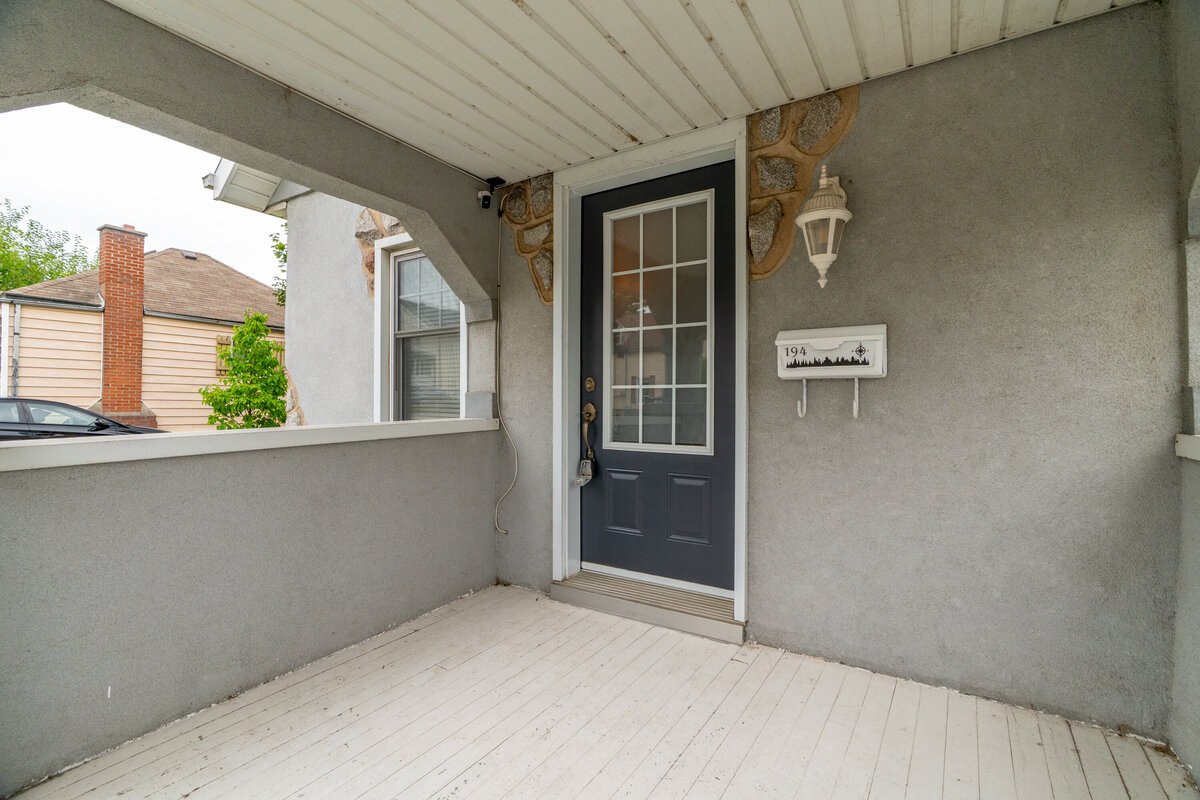010-194dundas-10