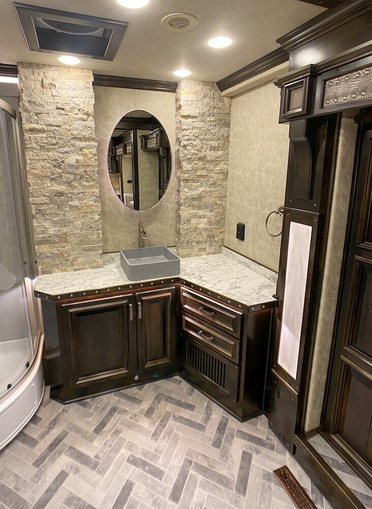 luxury-living-quarter-horse-trailers-trail-boss-conversions-bathrooms-20