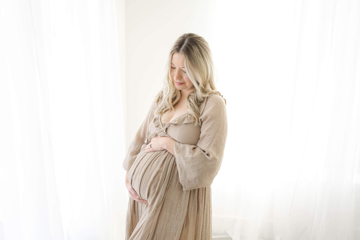 precious mom praying over her unborn child near oklahoma city