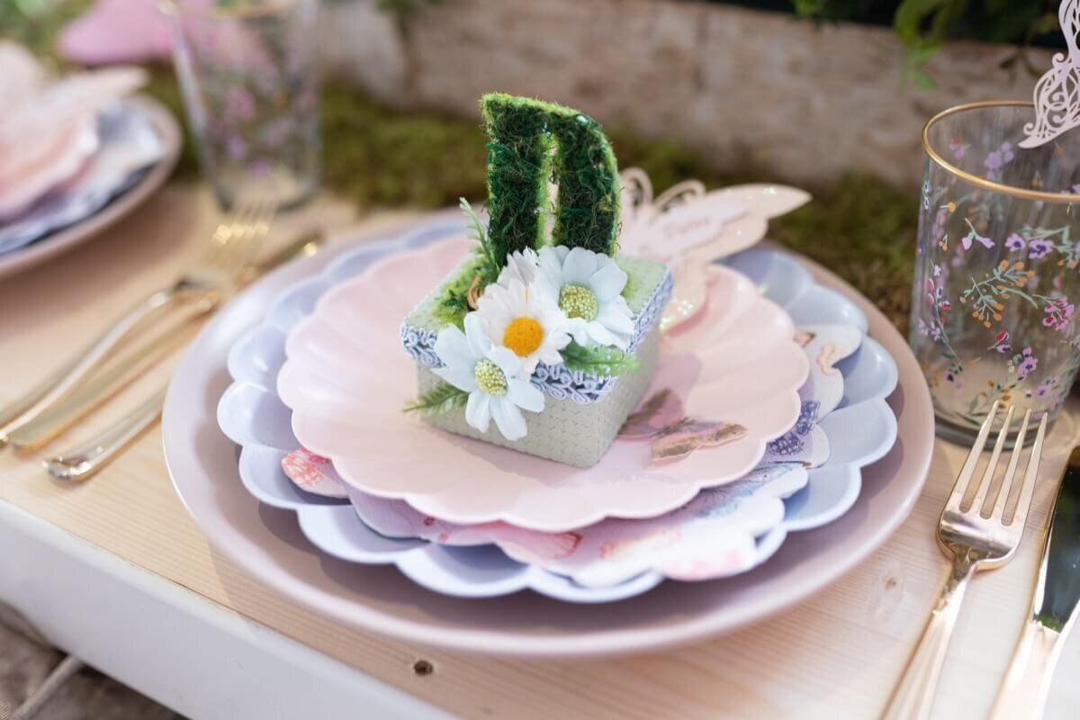 Kids Party place setting with plates and a favour