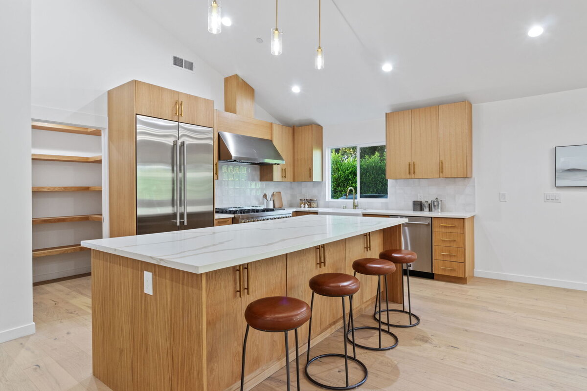 light-wood-kitchen-pantry-and-marble-island