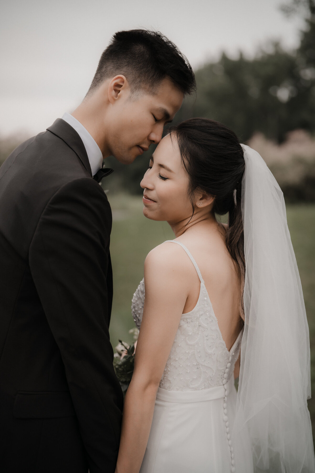 Moment tendre et intime entre deux mariés au Parc Laurier à Montréal, capturé avec douceur par Jeff Gagnon photographe.