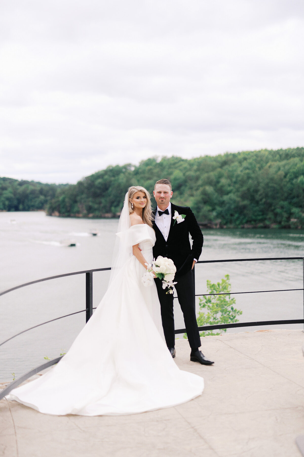 Barn at Smith Lake Wedding Photographer-37