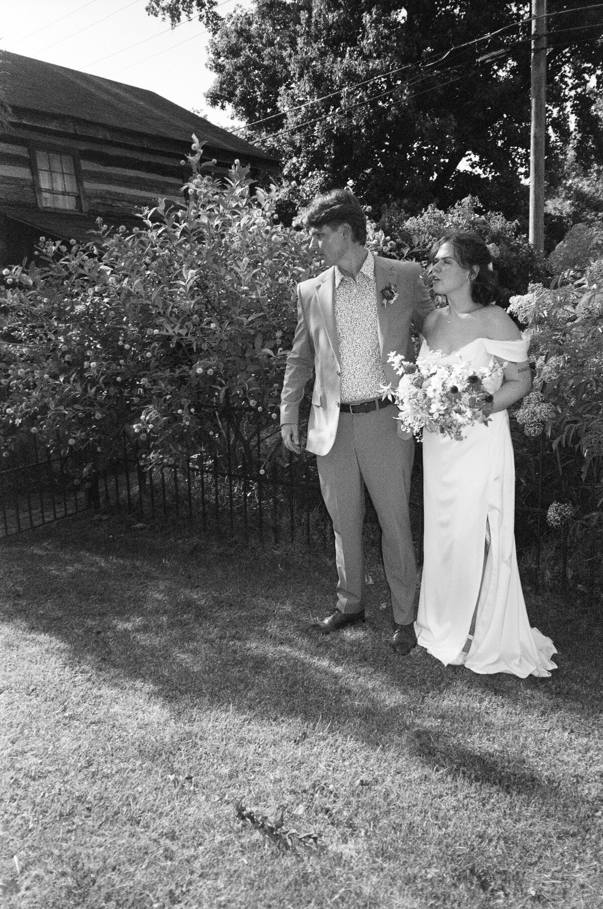 intimate-backyard-wedding-columbia-missouri00023