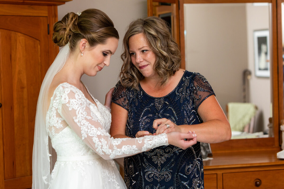 Wedding-Photographers-In-Iowa-Bride-Mom-Getting-Ready