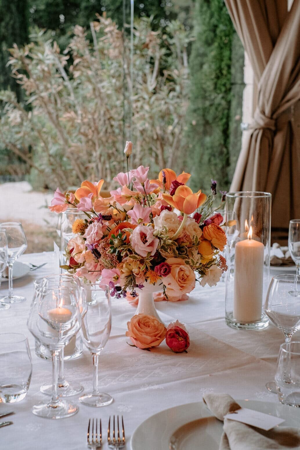 design floral - fleurs - mariage - mariage coloré - sud de la france - pop - orange - centres de tables - wedding - arrangement