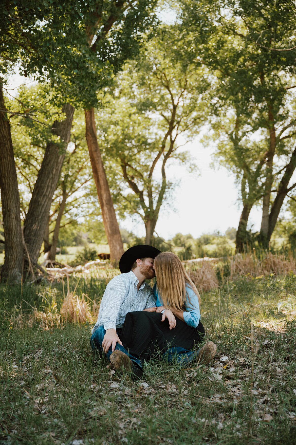 couple-kissing-grassy-field