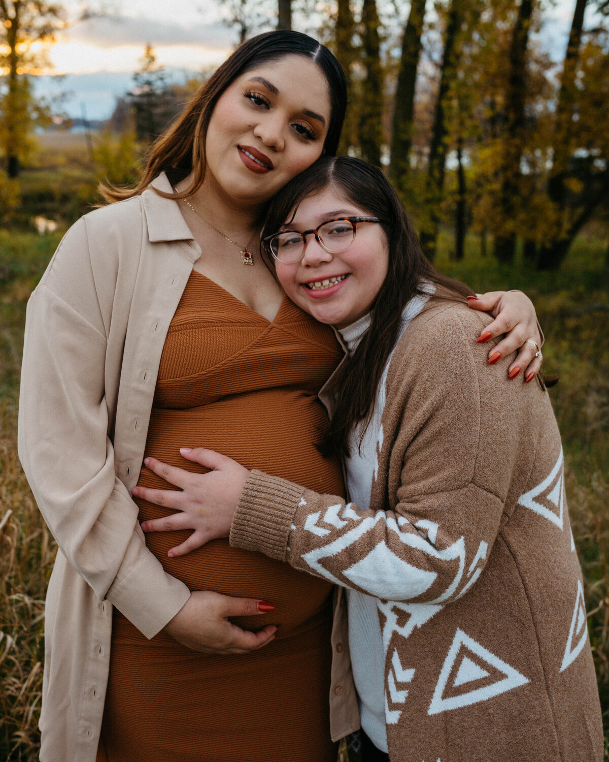 expecting-mom-hugging-daughter