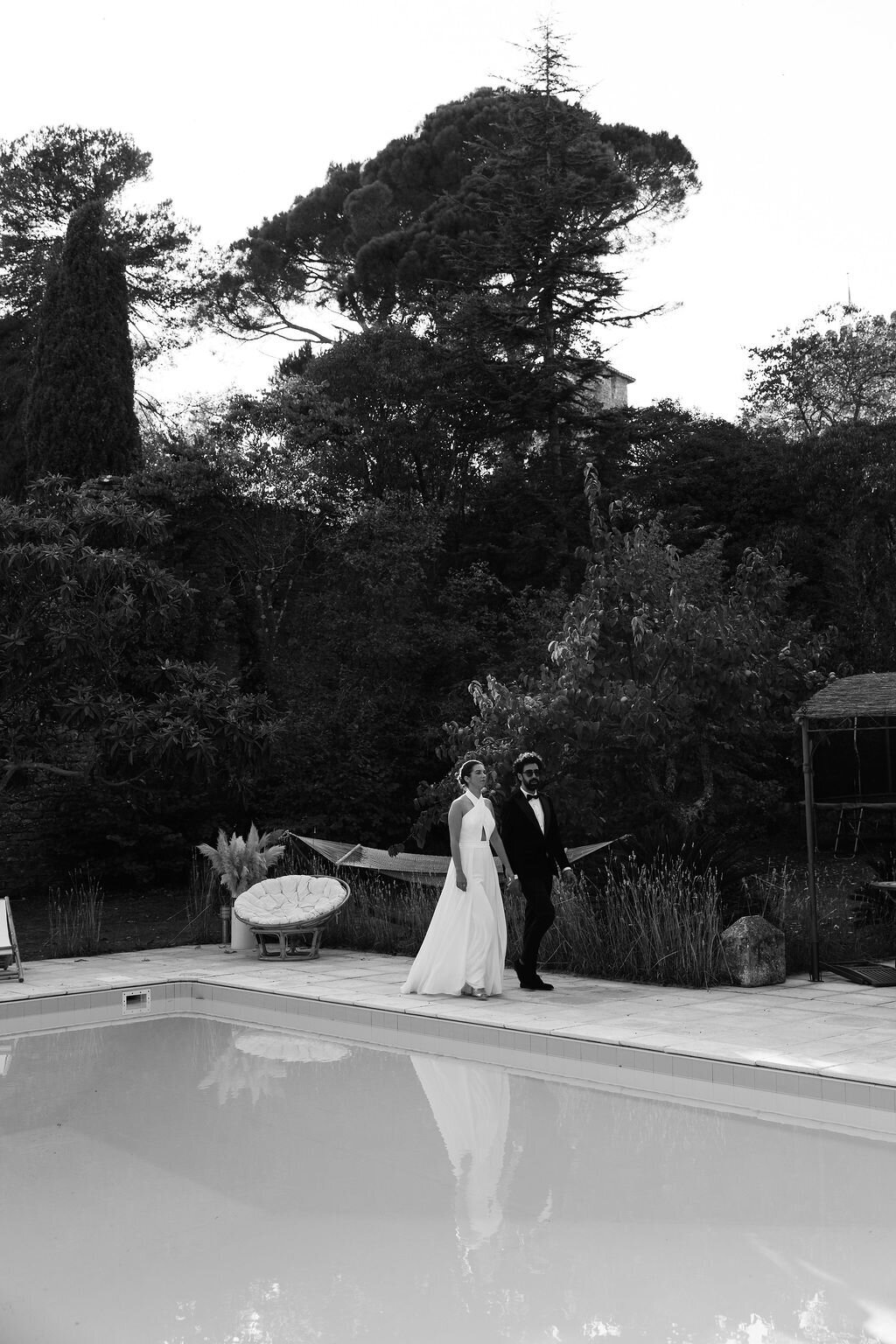 elegant-wedding-couple-poolside-chateau-d-agel3