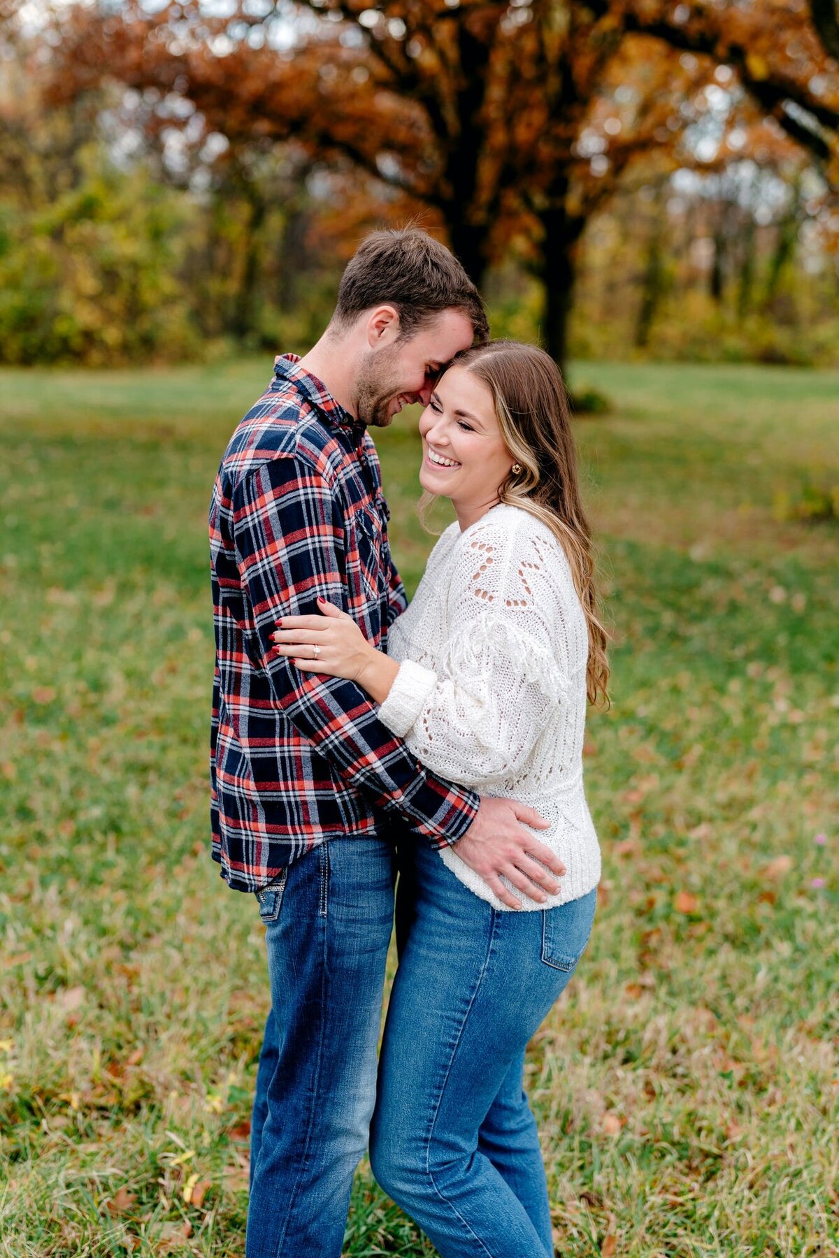 couple-embracing-hug-fall-session