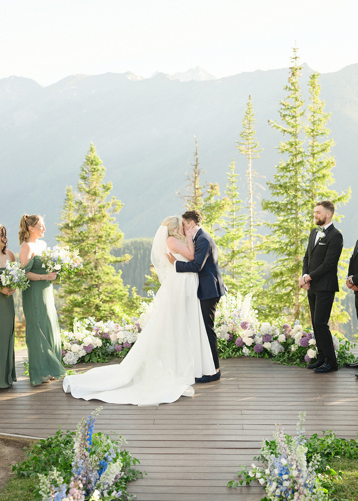first-kiss-newlyweds-aspen-HBICWeddings