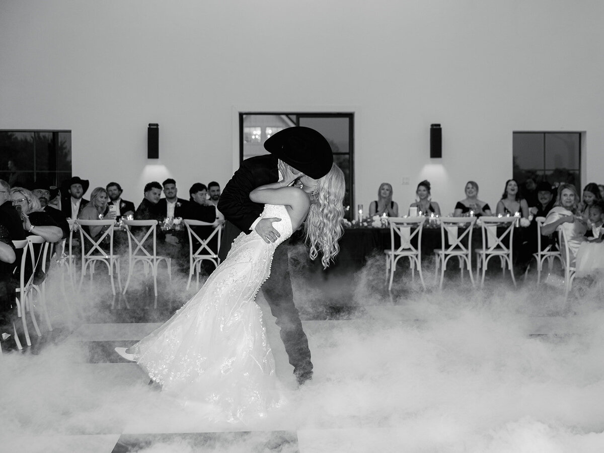 2025-10-11_DykesWeddingPreviews_MollyMurphyPhotography-101