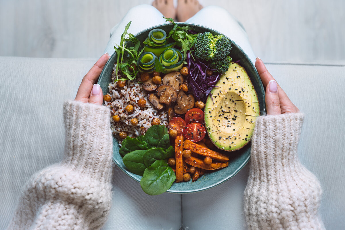 Healthy-eating.-Plate-with-vegan-or-vegetarian-food-in-woman-hands.-Healthy-plant-based-diet.-Healthy-dinner.-Buddha-bowl-with-fresh-vegetables-1433432507_6000x4000