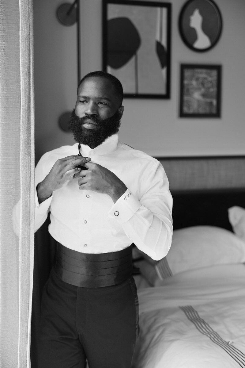 Historic-dekalb-courthouse-wedding-groom-ready_16