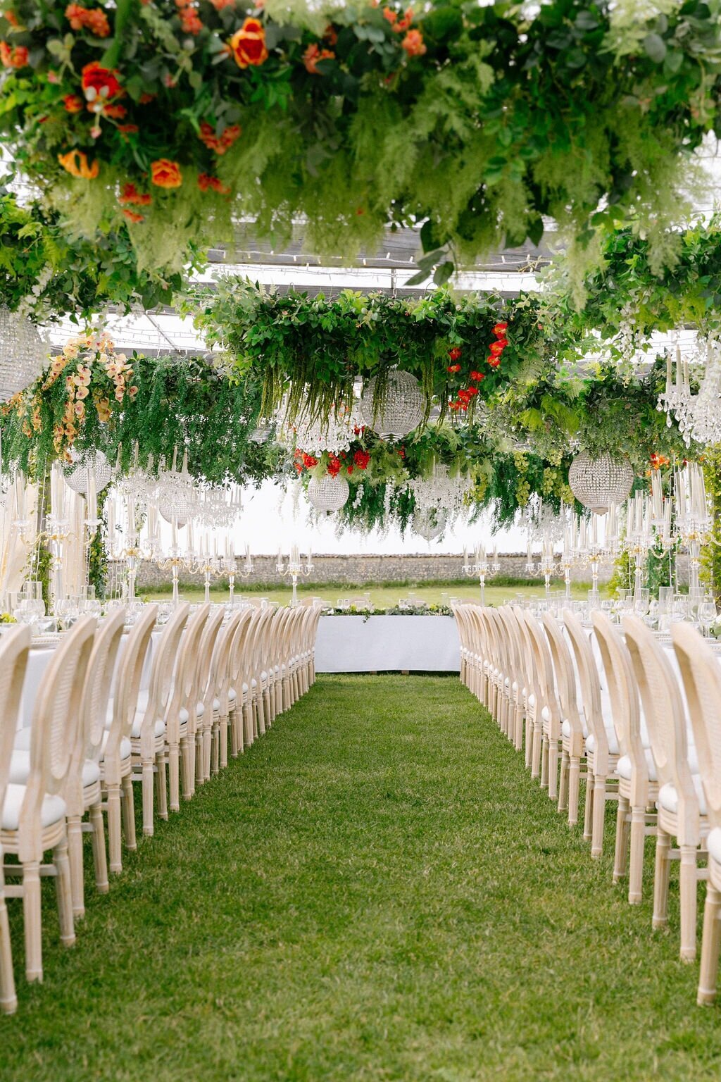 wedding-tables-hanging-floral