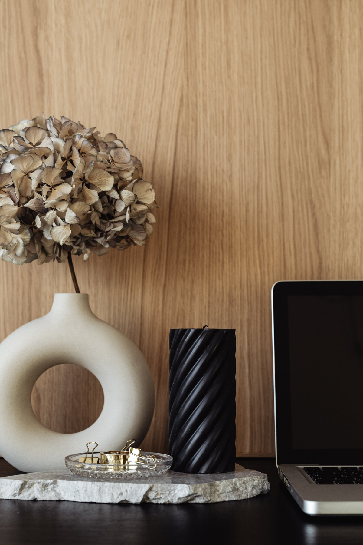 kaboompics_laptop-computer-desk-black-candle-dried-flower-24821