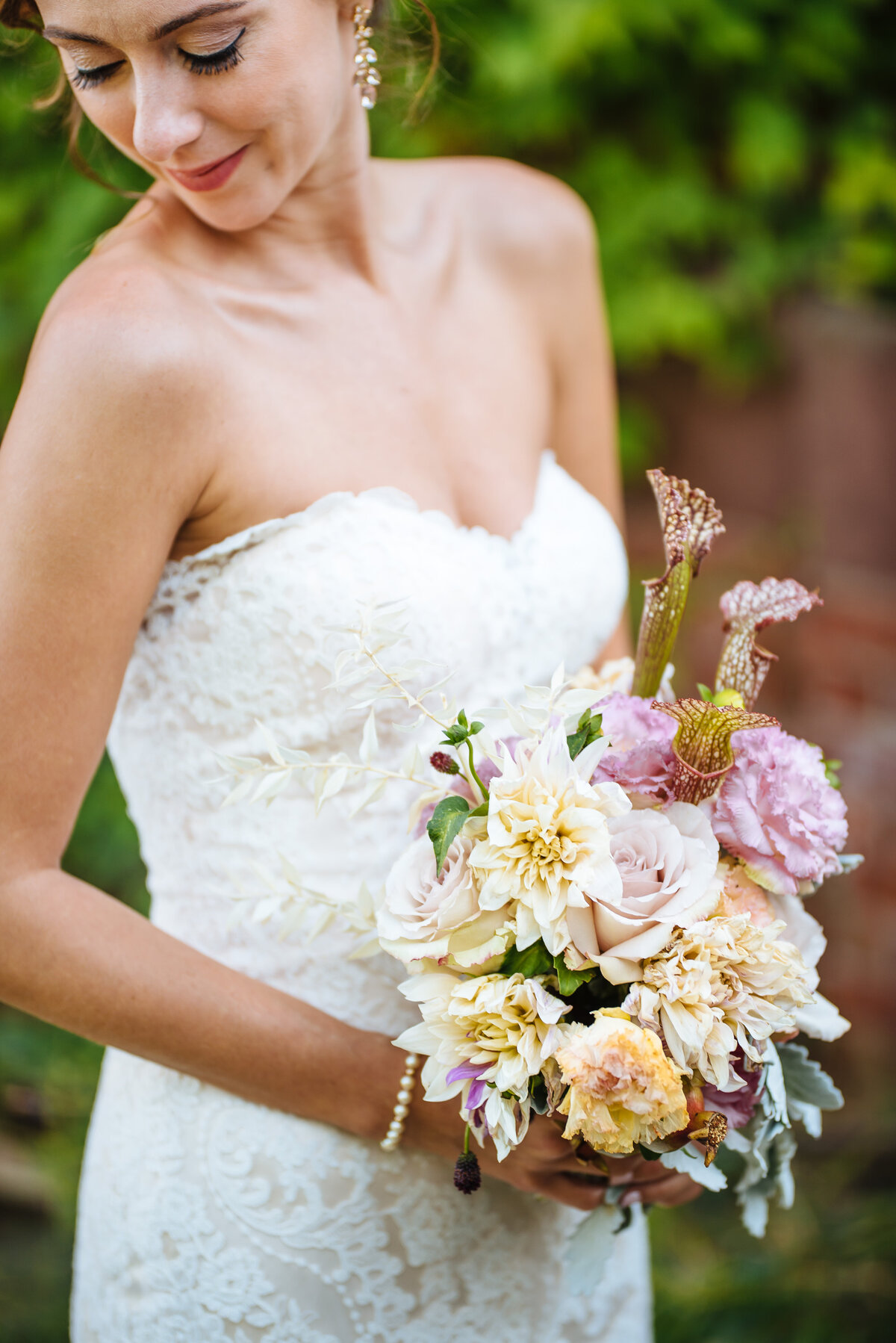 wedding-bride-flowers-detail-holding