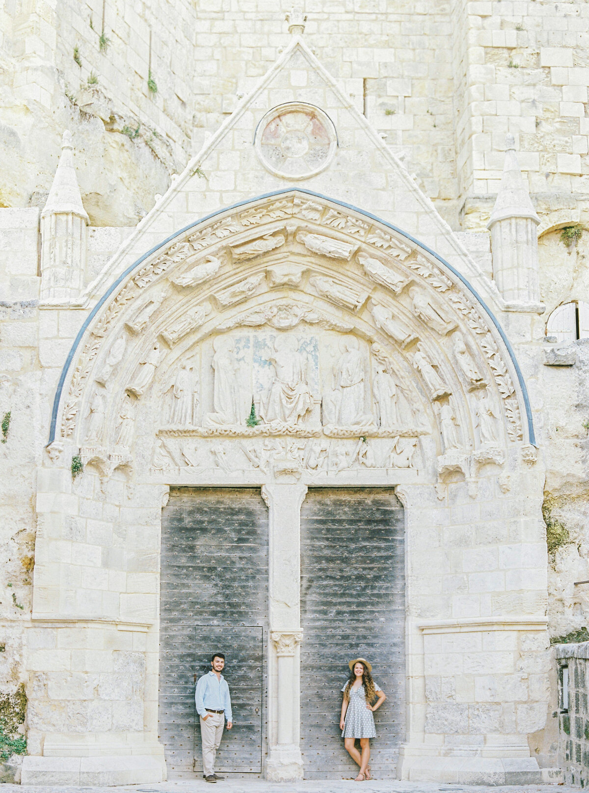 Couple devant la porte, architecture, St Emilion, Aquitaine