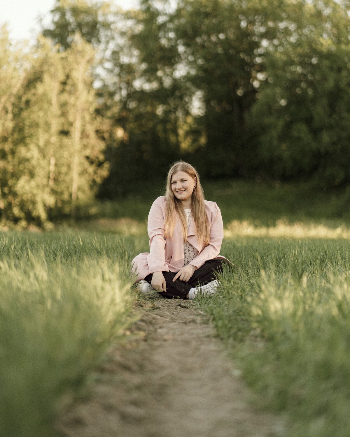 valokuvaaja susanna hymyilee kameralle