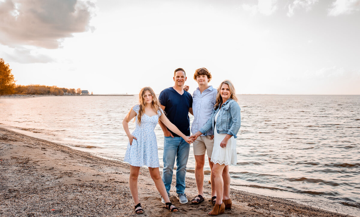 session by the lake Erie in Toledo, family session by the lake