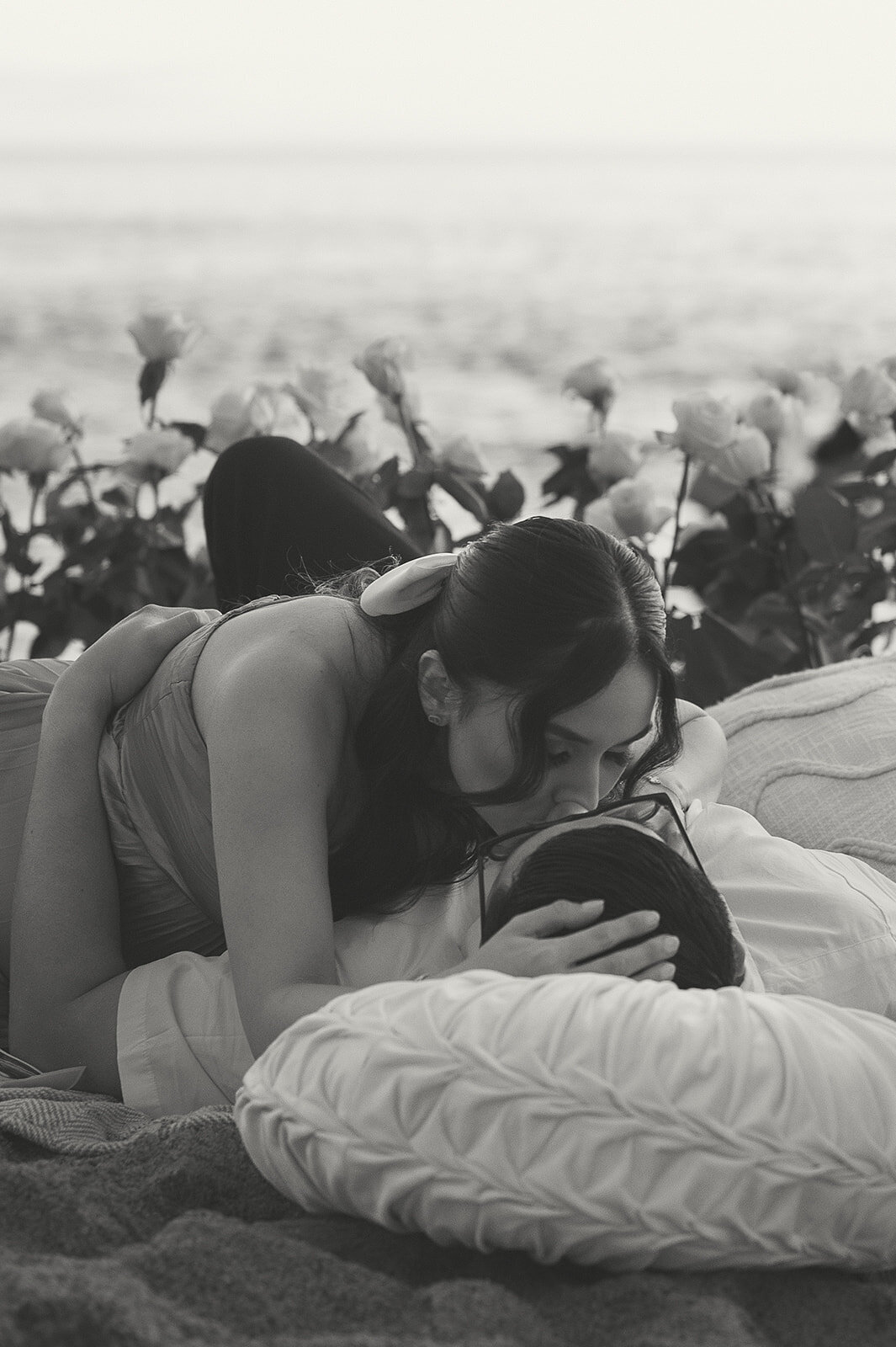 beach family photos with mom and dad kissing