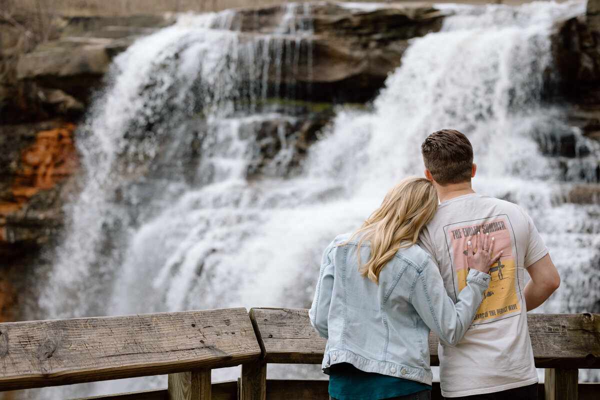 Couple facing Brandywine Falls in Cuyahoga Valley National Park.