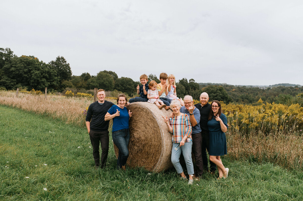 Family Photo-kids-on-haystack