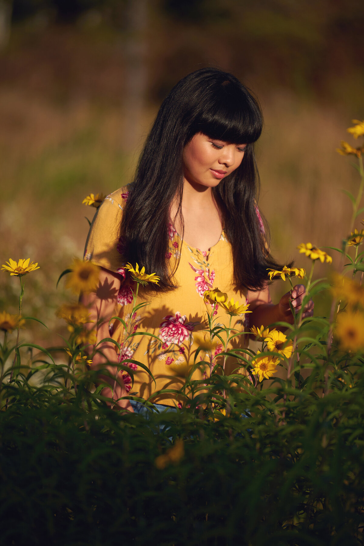 senior girl in field of daisies flowers yellow
