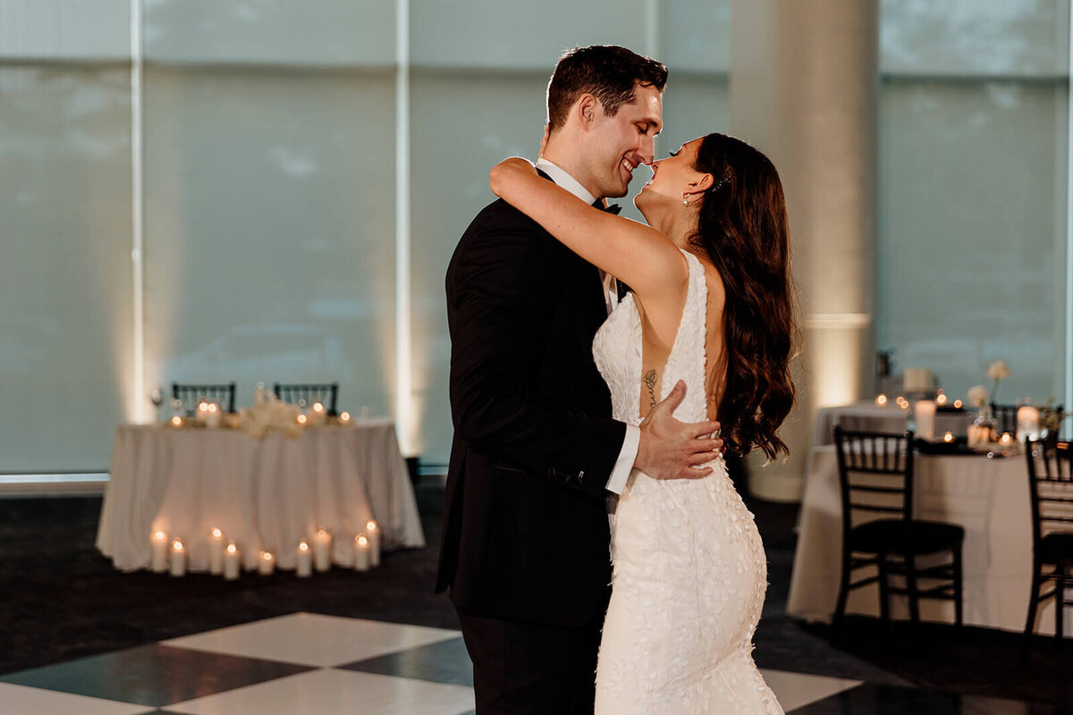 discovery-world-modern-downtown-wedding-milwaukee-081