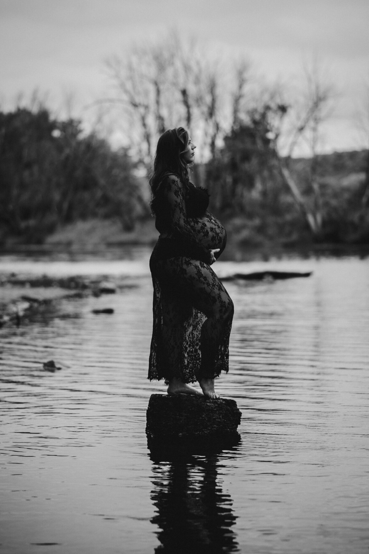 Radiate by the riverside with maternity portraits along Minneapolis waterways. Shannon Kathleen Photography captures the radiant beauty of your maternal journey.