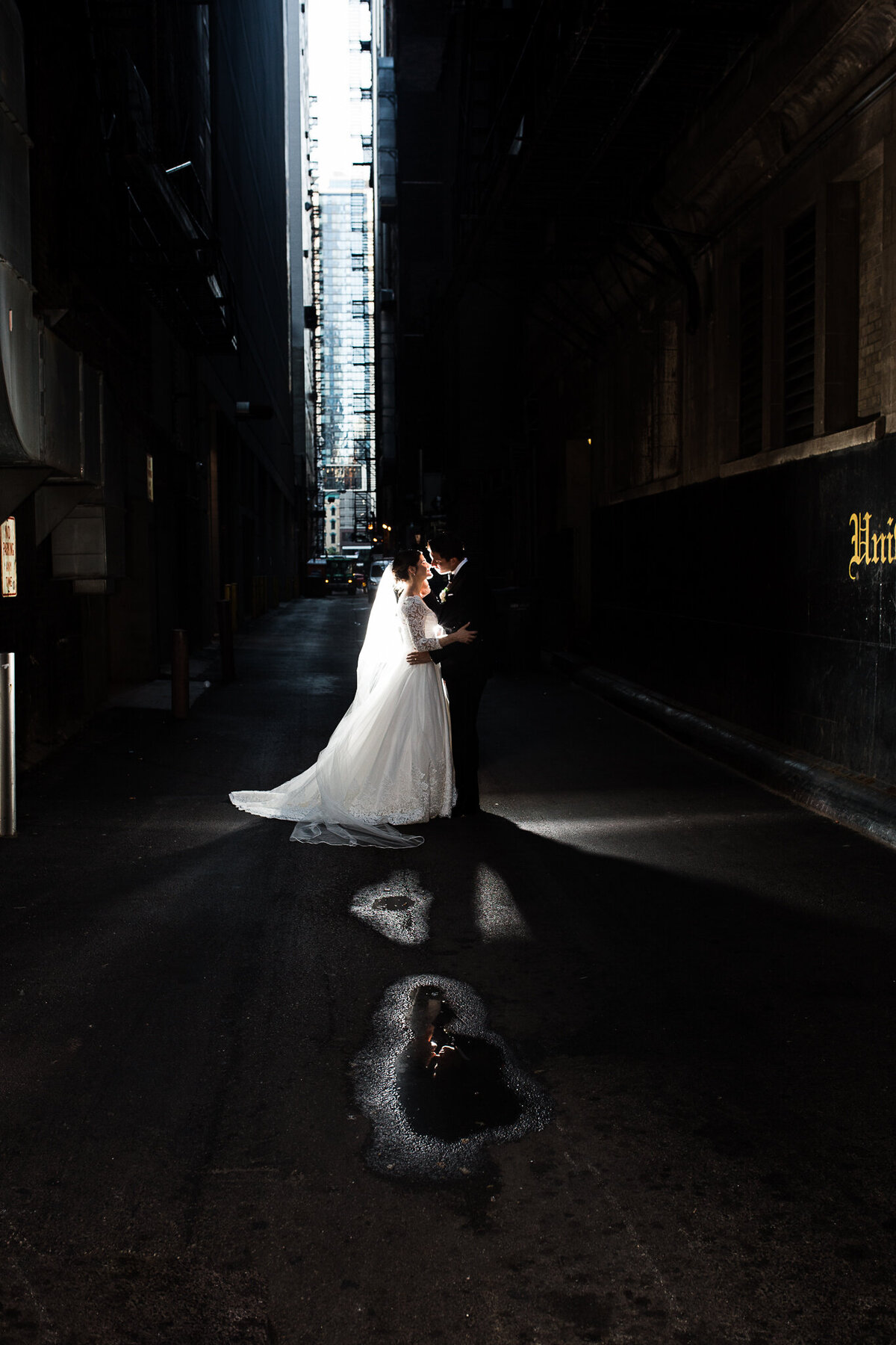 downtown-chicago-wedding-photography-bride-groom-dramtic-