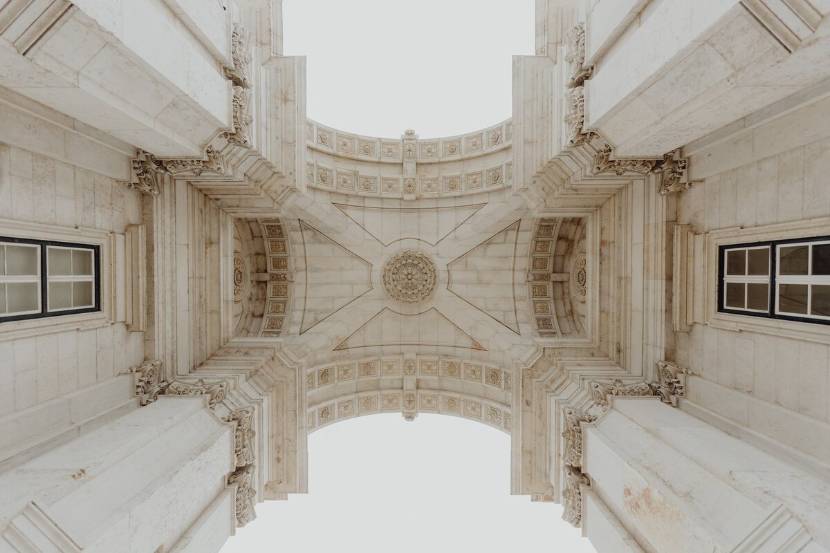 kaboompics_looking-up-at-the-iconic-augusta-street-triumphal-arch-lisbon-portugal-8574