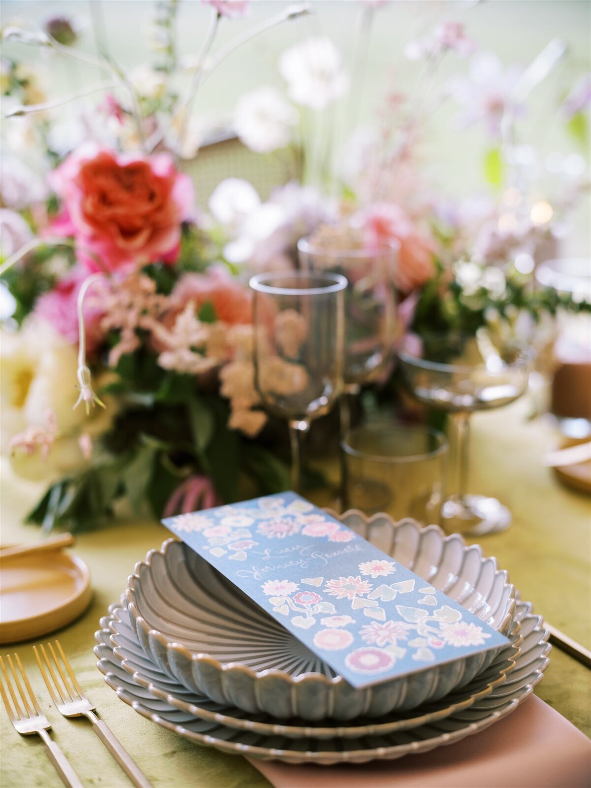 Colorado-wedding-planner-ranch-wedding-decor-tablescape-Eclectic-Hive