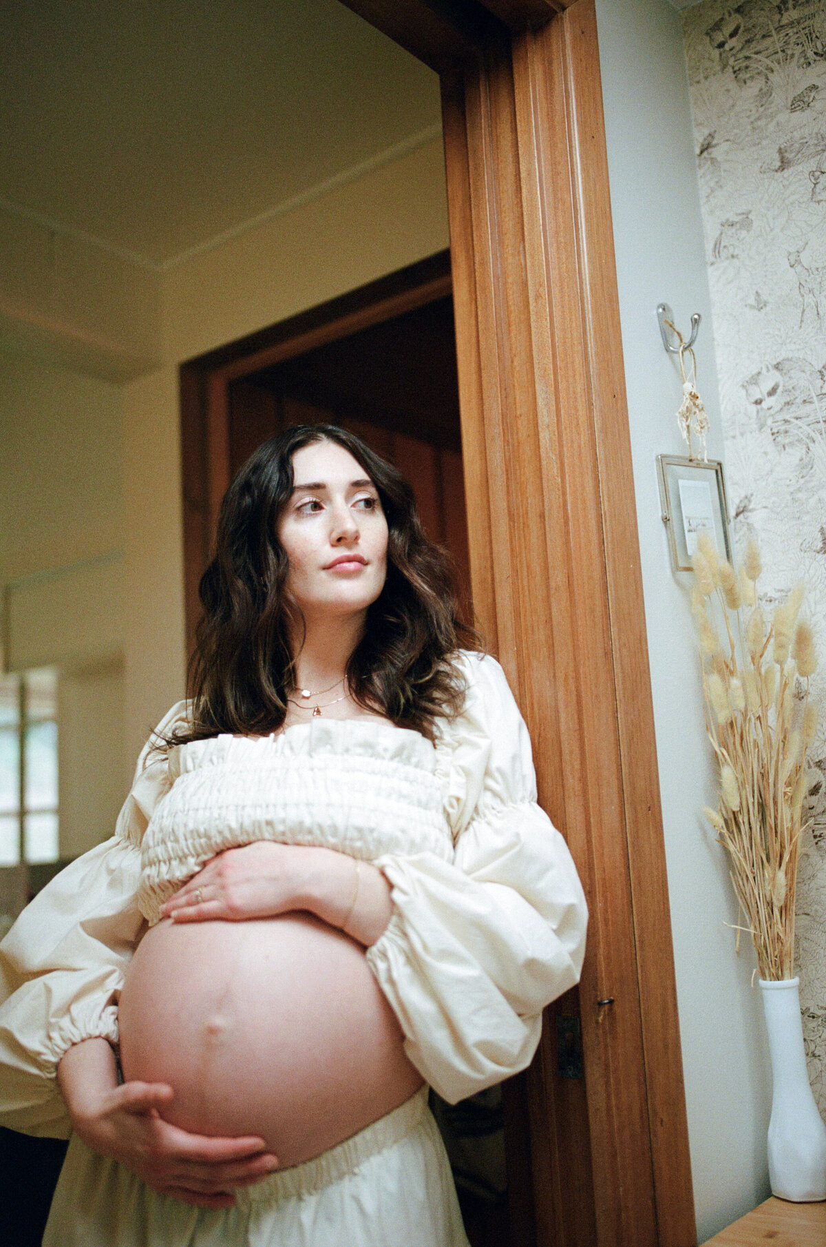 maternity-session-in-home-35mm-film-63