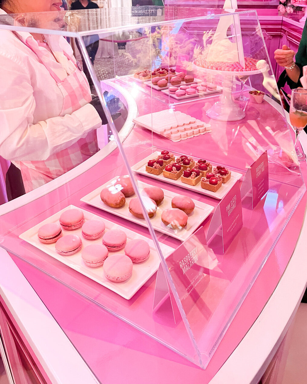 WedLuxe Show 2023 #Barbiecore Bakery pics by @WedLuxe16