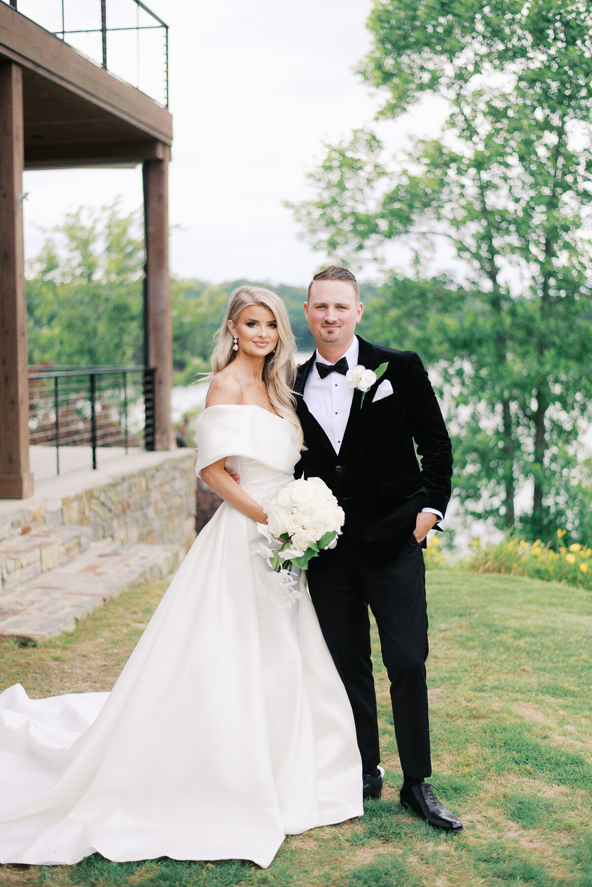 Barn at Smith Lake Wedding Photographer-27