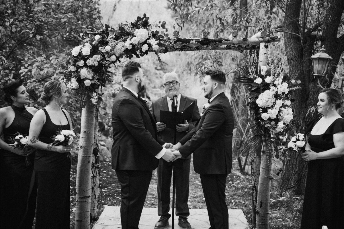 Bride and groom getting married at the Utah state capitol building
