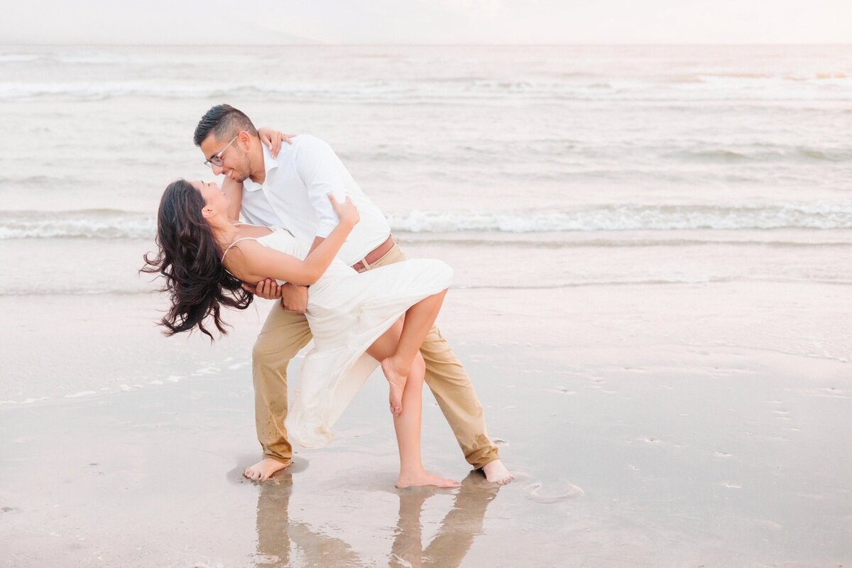 engagement-pictures-on-the-beach (18)