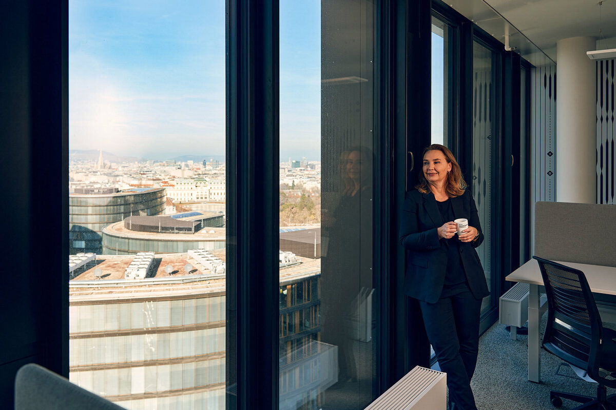 Authentisches Businessportrait mit Blick über Wien – umgesetzt von Atelier Schulte. Ideal für moderne Unternehmenskommunikation und Corporate Branding in ganz Österreich.