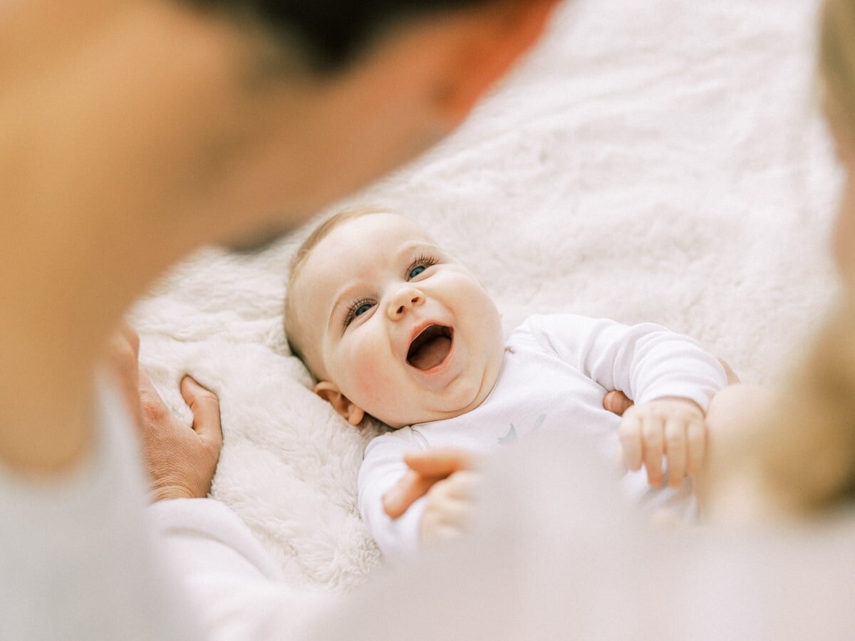 Laissez le rire de votre bébé illuminer votre journée avec une séance photo spéciale à Bordeaux. Un photographe expert en moments familiaux heureux capture la joie de votre enfant à l'âge tendre de trois mois.