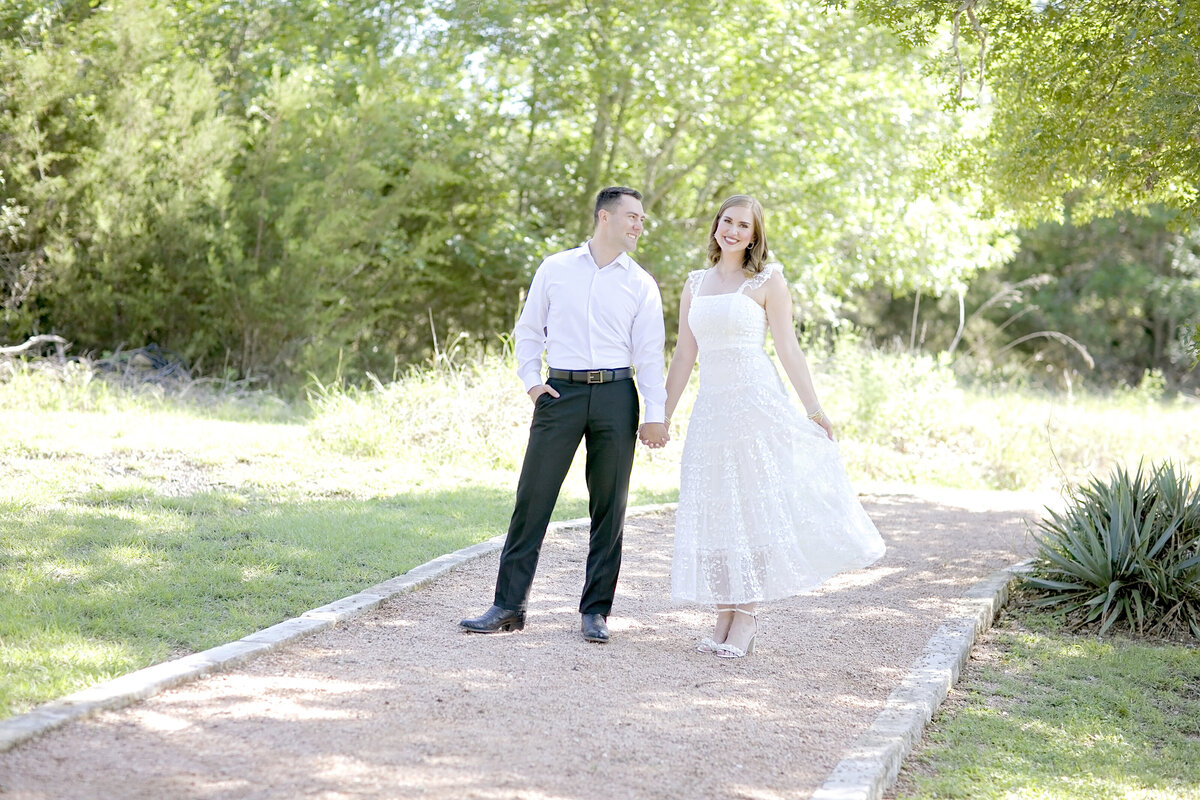 robin rogers photography-engagement poses-engagement-salado texas-alterd state dress-