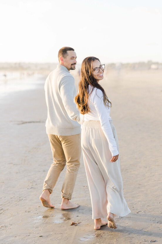couple-walking-on-beach-Coronado-beach-san-diego