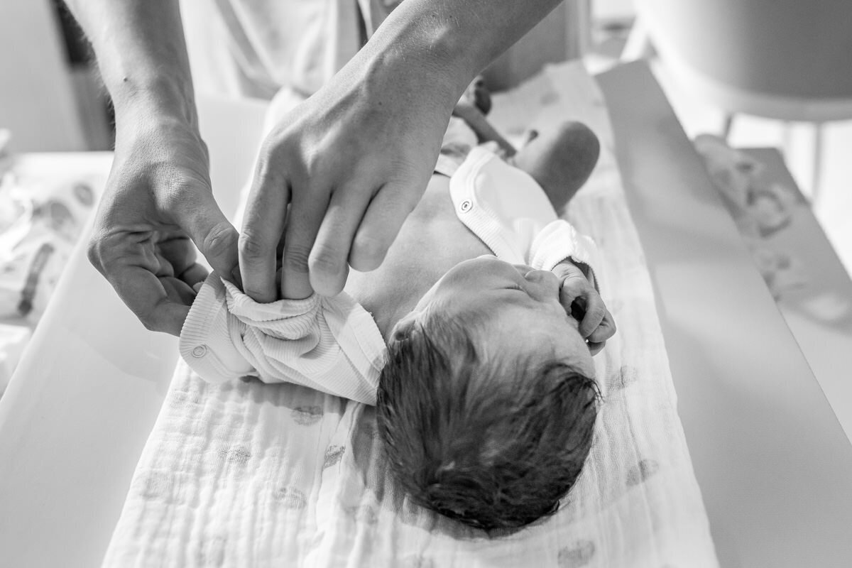 baby aankleden op aankleedkussen