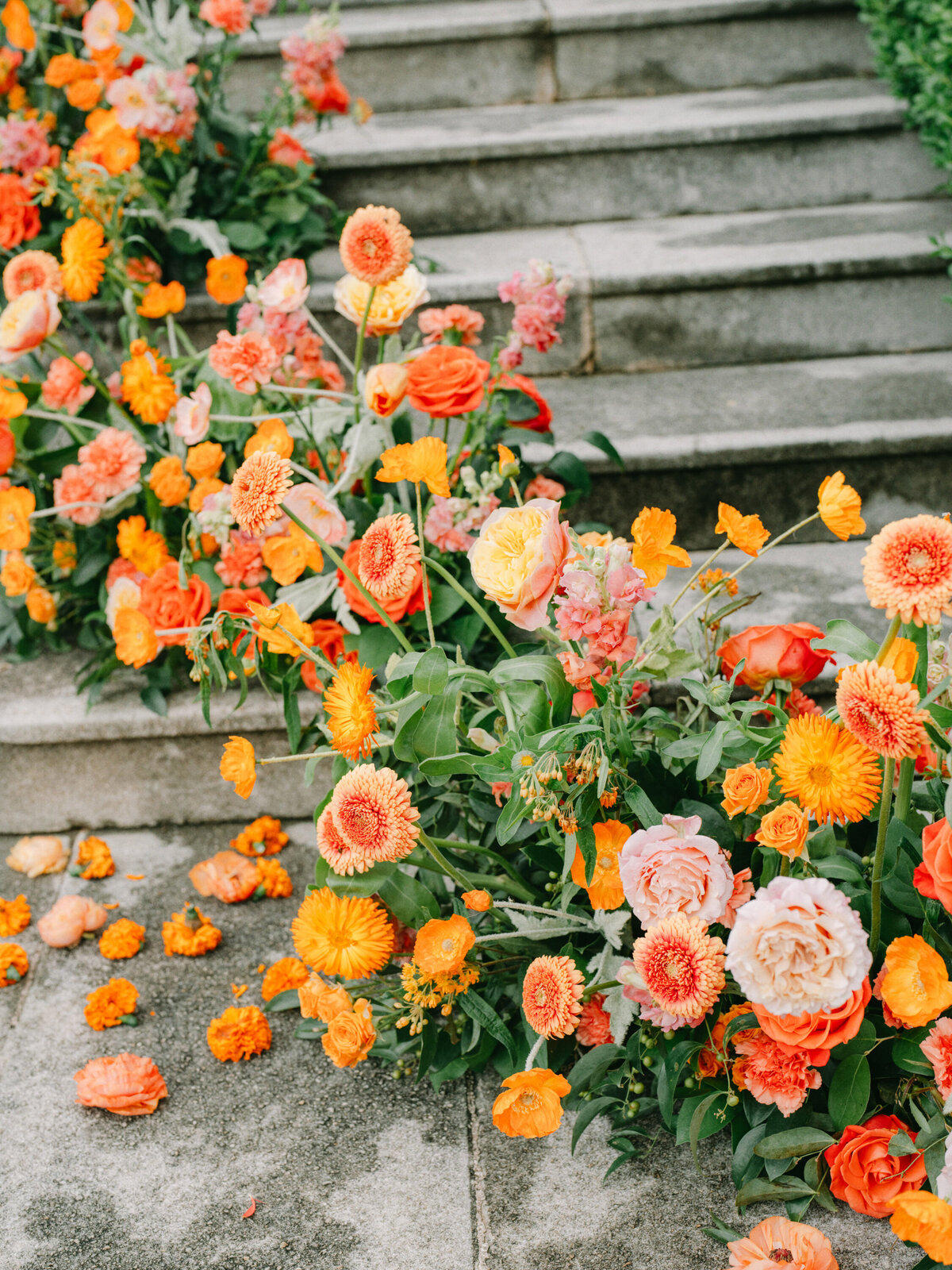commodore-perry-estate-wedding-bright-spring-flowers