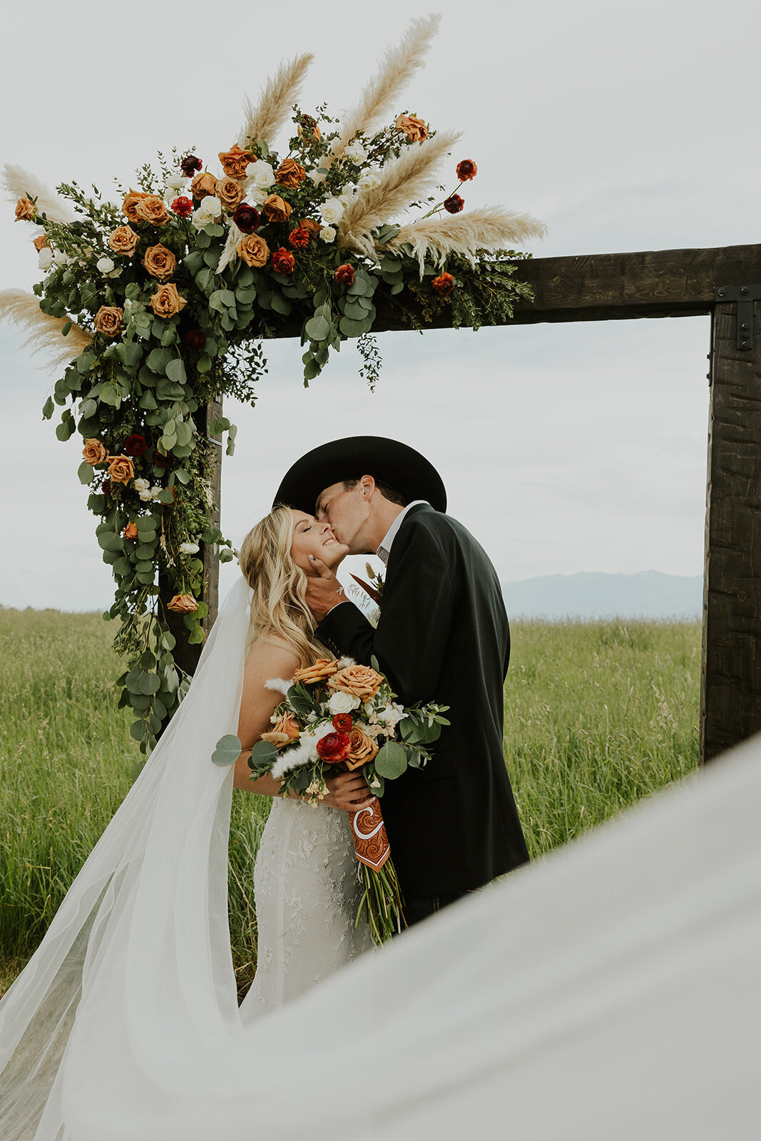 presley-gray-cowboy-luxury-montana-wedding-8148