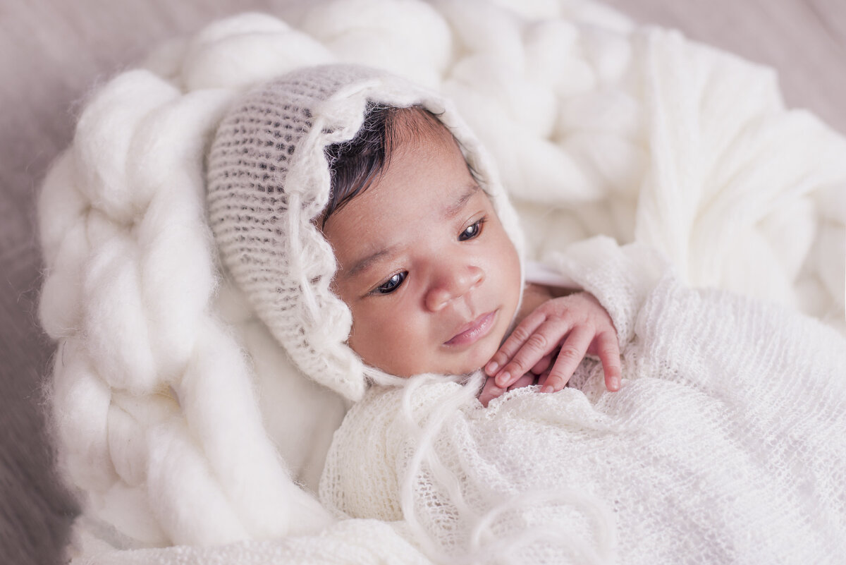 photographie de bébé nouveau-né sur fond blanc en studio