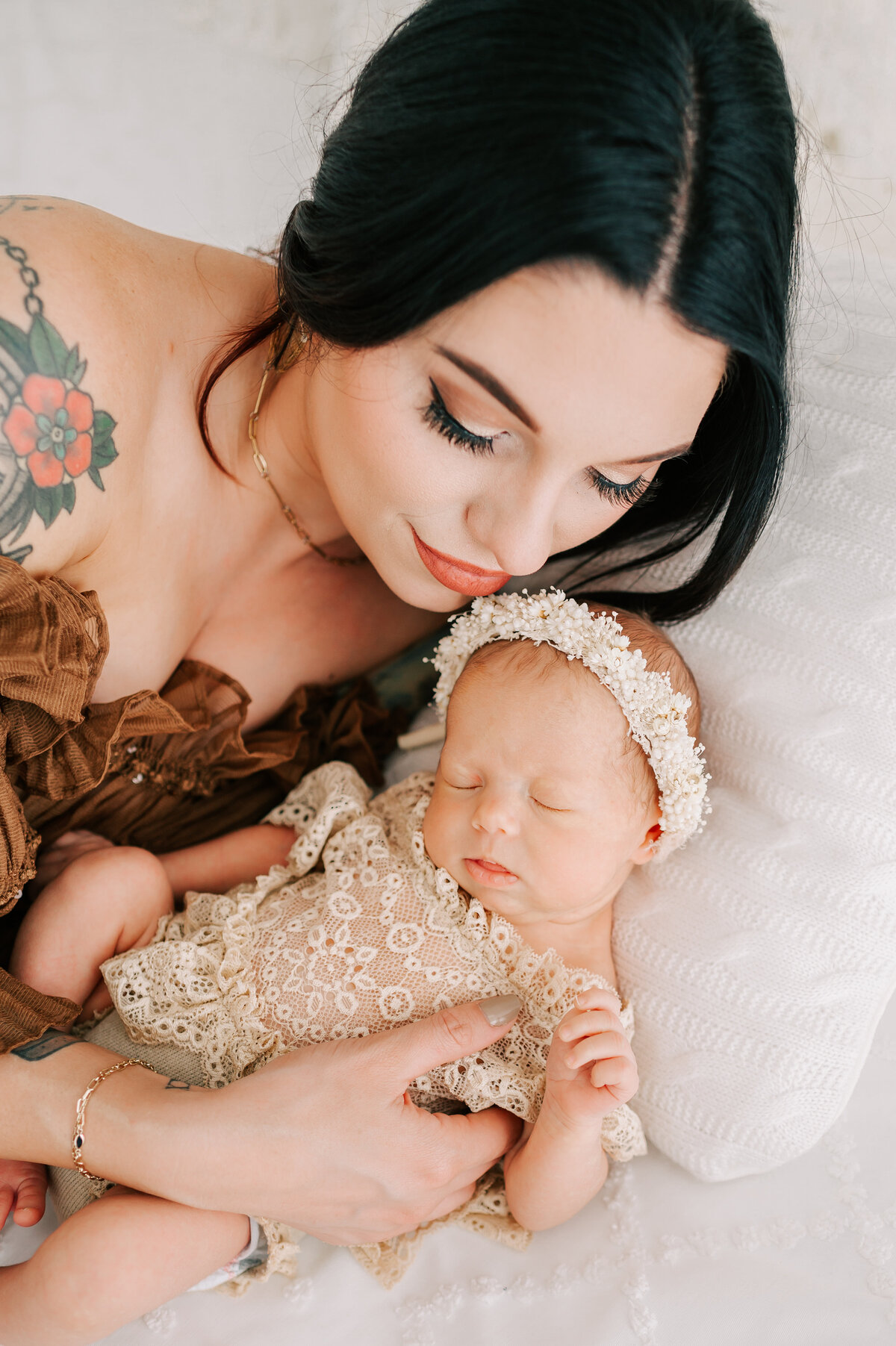 Springfield MO newborn photographer The XO Photography captures mom holding sleeping newborn on her arm