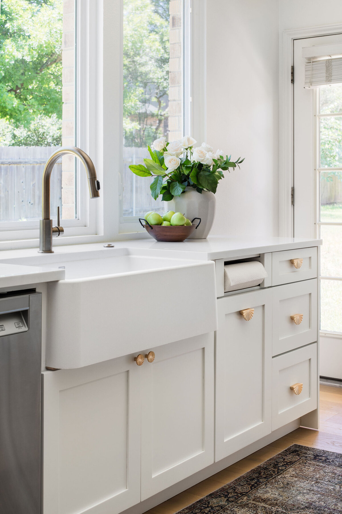 hello-home-luxury-modern-kitchen-white-quartz-countertop-paper-towel-storage-austin-tx-11